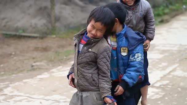 Сапа, В'єтнам-грудень 01, 2016:A харизматичних хлопчика, що належать до національних меншин хмонг із задоволенням гримаси і позує перед іноземними камери. — стокове відео