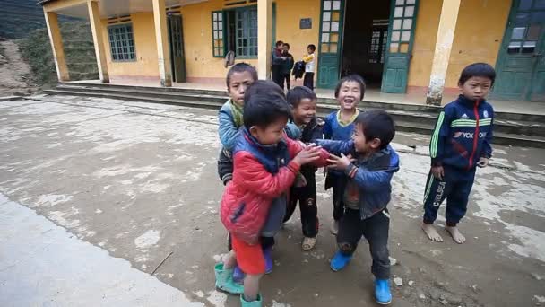 Sapa, Vietnam - 01 de diciembre de 2016: Niños de minorías étnicas en la escuela.El edificio sirve como jardín de infantes para niños de pueblos cercanos . — Vídeos de Stock