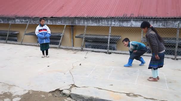 Sapa, Vietnam - 01 December 2016: Etnisk minoritetsbarn i skolan. Byggnaden fungerar som en förskola för barn från närliggande byar. — Stockvideo