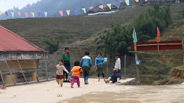 Sapa, Vietnam - 01 de diciembre de 2016: Niños de minorías étnicas en la escuela.El edificio sirve como jardín de infantes para niños de pueblos cercanos . — Vídeos de Stock