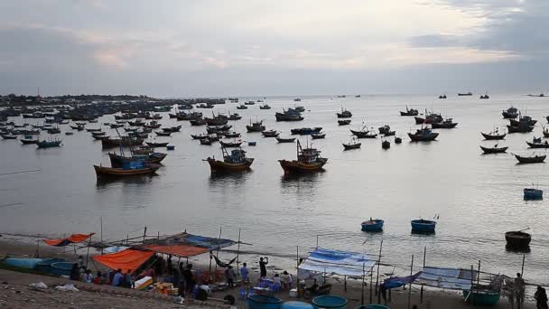 Turistická Vietnam. Rybářská vesnice v Mui Ne — Stock video