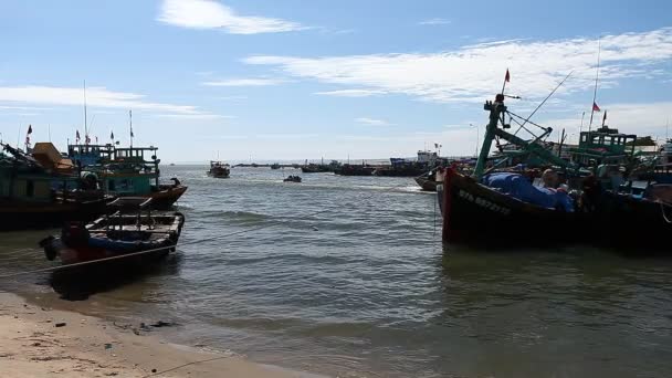 Touristen Vietnam. Fischerdorf in mui ne — Stockvideo