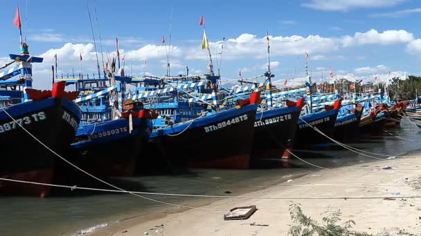 Turistická Vietnam. Rybářské lodě — Stock video