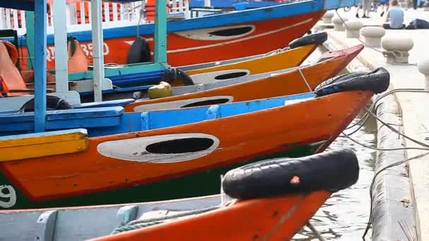 Toeristische Vietnam stad Hoi An. traditionele houten boten — Stockvideo