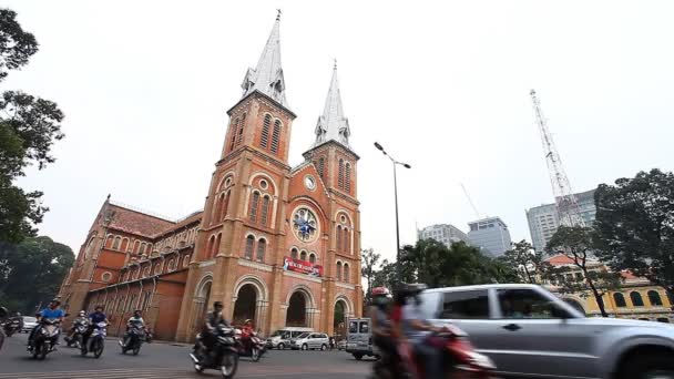 Ho Chi Minh City, Vietnam-11 de enero de 2017: Vista de una de las principales atracciones de la ciudad Catedral de Notre-Dame Saigón — Vídeo de stock