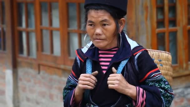 Σάπα - 30 Νοεμβρίου 2016: Μια γυναίκα από την εθνοτική ομάδα των Χμονγκ σε μια εθνική φορεσιά. Ποζάρει μπροστά από τους τουρίστες και την πώληση σουβενίρ είναι μία από τις κύριες πηγές εισοδήματος για Hmong — Αρχείο Βίντεο