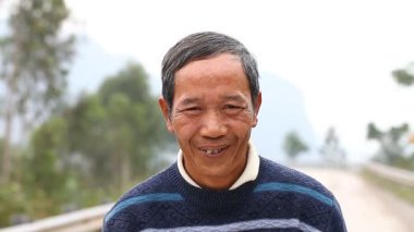 Phong Nha, Vietnam-Aralık 12,2016: Kolay yetişkin Vietnamca samimi ve dostça ağırlıyor başka bir ülkeye yolcusu. Vietnamca çok açık ve samimi insanlar