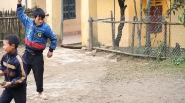 Sapa, Vietnam - 01 Aralık 2016: etnik azınlık çocuklar başları, Sapa, Vietnam yakınlarındaki kırsal bir alanda iplik ile bir oyun oynuyor.