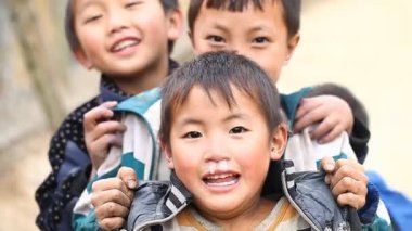 Sapa, Vietnam - 01 Aralık 2016: Etnik azınlık çocuk okulda. Bina bir anaokulu yakındaki köyden çocuklar için hizmet vermektedir.