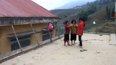 Sapa, Vietnam - 01 Aralık 2016: Etnik azınlık çocuk okulda. Bina bir anaokulu yakındaki köyden çocuklar için hizmet vermektedir.