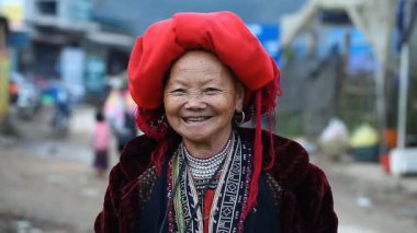 Sapa, Vietnam - 30 Kasım 2016: Ulusal bir kılık kırmızı DAO etnik gruptan bir kadın. Turistler önünde poz ve Hatıra Eşyası satan bir Hmong için gelir ana kaynaklarından biridir
