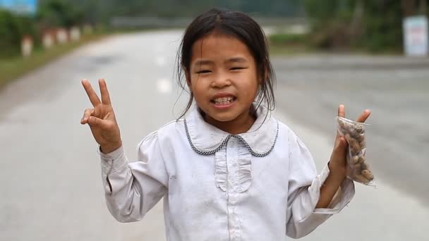 Phong Nha, Vietnam-December 12,2016: Barn från närheten av Phong Nha är intresset för att kontakta en utlänning. För att se en person med Europeiska är utseende alltid en händelse i lokala byar. — Stockvideo