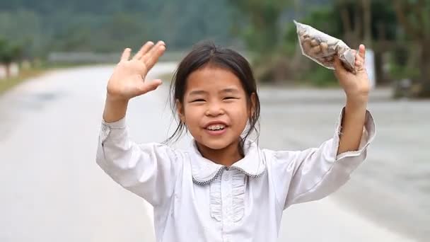 Phong Nha, Vietnam-December 12,2016: Barn från närheten av Phong Nha är intresset för att kontakta en utlänning. För att se en person med Europeiska är utseende alltid en händelse i lokala byar. — Stockvideo