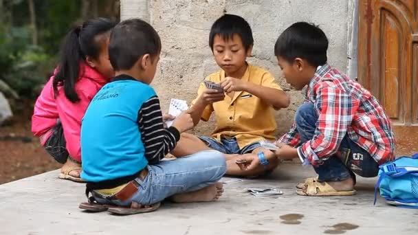 Phong Nha Vietnam Aralık 2016 Genç Çocuk Duygusal Oyun Kartları — Stok video
