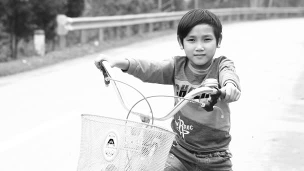 Phong Nha, Vietnam-December 12,2016: Gyermekek a Phong Nha közelében találhatók a kapcsolatot külföldi érdeklődés. Hogy egy személy az Európai megjelenése mindig egy olyan esemény, a helyi falvak. — Stock videók