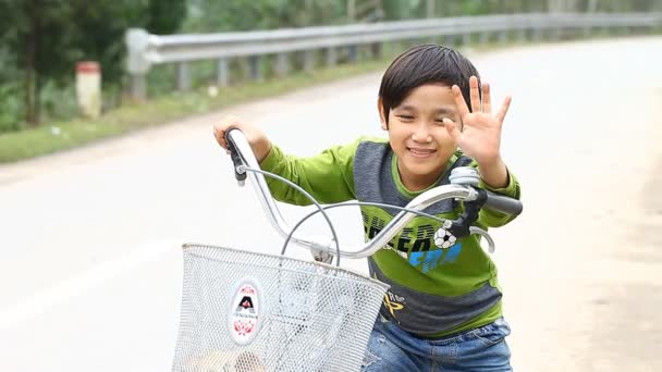 Phong Nha, Vietnam-Aralık 12,2016: Çocuk Phong Nha yakınlarından bir yabancı irtibata ilgi bulunmaktadır. Avrupa olan bir kişi görmek için görünüm her zaman bir yerel köylü olaydır. — Stok video