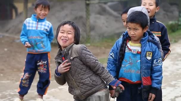 A Sapa, Vietnam-December 01, 2016:A karizmatikus fiú etnikai kisebbségekhez Hmong öröm grimaces és jelent egy külföldi kamera előtt. — Stock videók