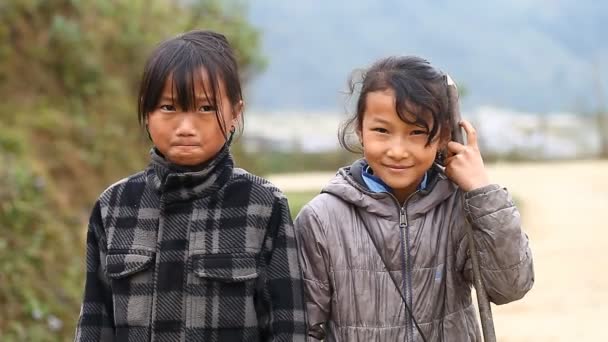 Sapa, Vietnam - 30 November 2016: barn från den etniska gruppen i svart Hmong lever i fattigdom i byar som ligger i närheten av Sapa — Stockvideo