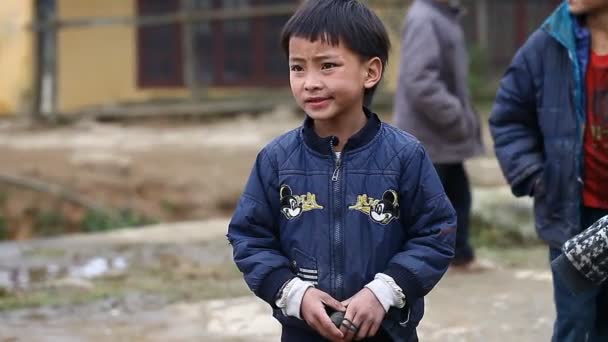 Сапа, Вьетнам - 30 ноября 2016 года: Дети из этнической группы черных хмонгов живут в нищете в деревнях, расположенных в окрестностях Сапы — стоковое видео