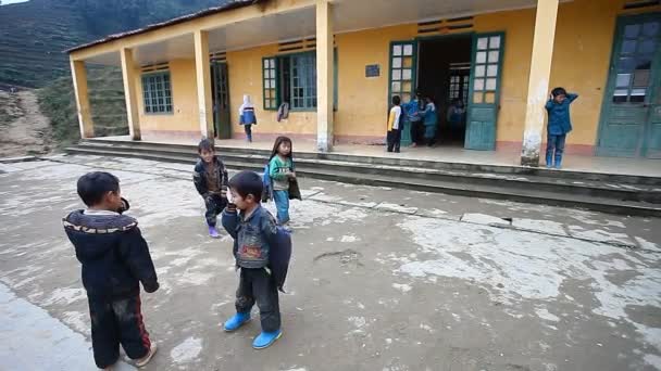 Sapa, Vietnam - 01 décembre 2016 : Enfants issus de minorités ethniques à l'école.Le bâtiment sert de jardin d'enfants pour les enfants des villages voisins . — Video