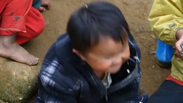 Sapa, Vietnam - 01 dicembre 2016: I bambini della minoranza etnica a scuola.L'edificio funge da asilo nido per i bambini dei villaggi vicini . — Video Stock