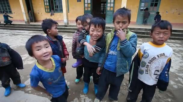 越南萨帕 2016年12月01日 少数民族儿童在学校 这座大楼为附近村庄的儿童提供幼儿园 孩子们看着兴趣和鬼脸前的视频 — 图库视频影像
