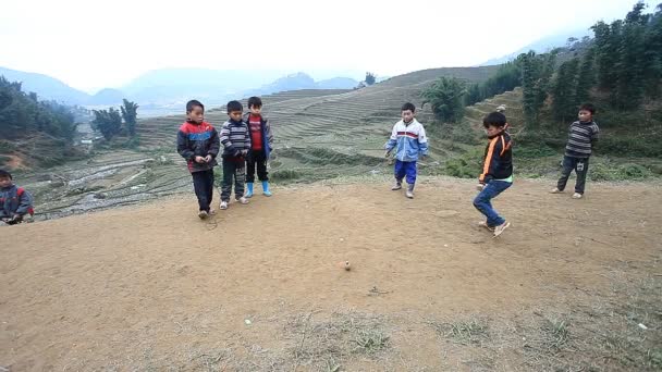 Sapa, Vietnam - 01 prosinec 2016: Etnické menšiny děti hrají hru s káči, ve venkovské oblasti v blízkosti Sapa, Vietnam. — Stock video