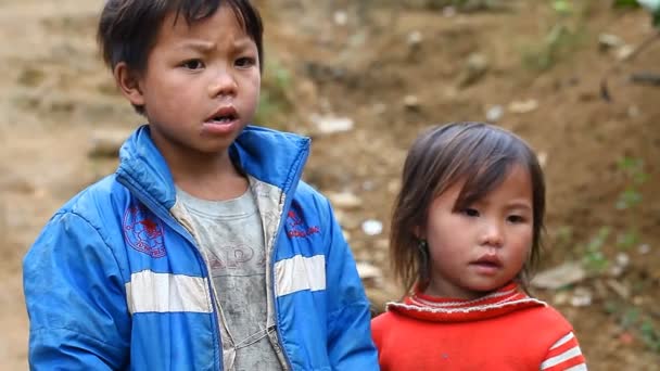 Sapa, Vietnam - 30 Kasım 2016: siyah Hmong etnik grup çocuklar yoksulluk Sapa yakın çevresinde yer alan köylerde Live'da — Stok video