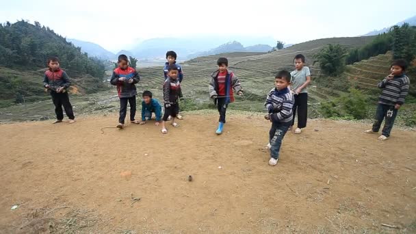 越南萨帕-2016年12月01日: 在越南沙巴附近的农村地区, 少数族裔儿童玩旋转上衣的游戏. — 图库视频影像
