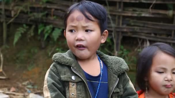 Sapa, Vietnam - November 30, 2016 :Children from the ethnic group of black Hmong live in poverty in villages located in the vicinity of Sapa — Stock Video
