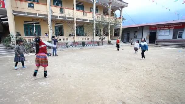 Sapa, vietnam - 01. Dezember 2016: Kinder ethnischer Minderheiten in der Schule. Das Gebäude dient als Kindergarten für Kinder aus umliegenden Dörfern. — Stockvideo