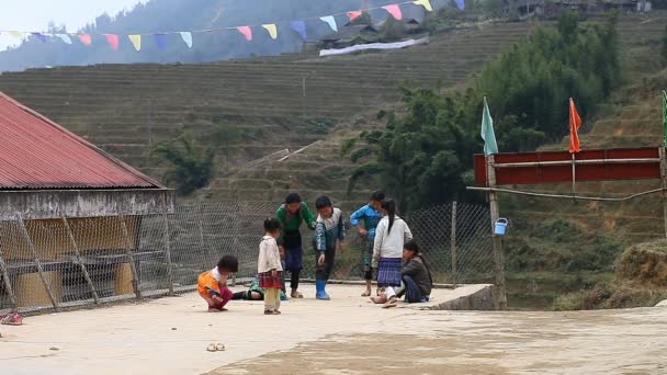 Sapa, Vietnã - 01 de dezembro de 2016: Crianças minoritárias étnicas na escola.O prédio serve como jardim de infância para crianças de aldeias próximas . — Vídeo de Stock