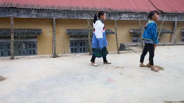 Sapa, Vietnam - 01 décembre 2016 : Enfants issus de minorités ethniques à l'école.Le bâtiment sert de jardin d'enfants pour les enfants des villages voisins . — Video