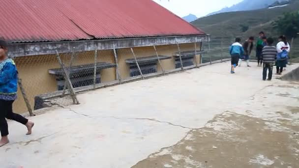 Sapa, Vietnã - 01 de dezembro de 2016: Crianças minoritárias étnicas na escola.O prédio serve como jardim de infância para crianças de aldeias próximas . — Vídeo de Stock