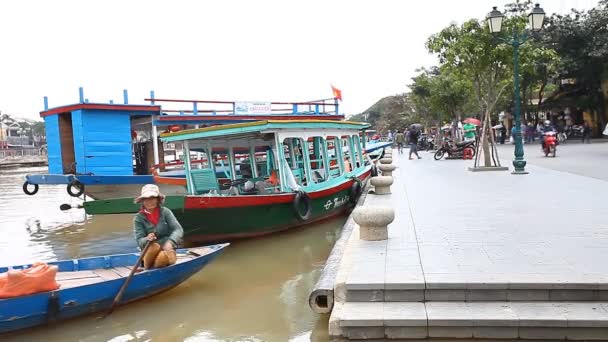 Hoi an, vietnam-dezember 28, 2016: in hoi an, gibt es eine schöne promenade, wo viele touristen spazieren gehen. Hauptverkehrsmittel sind traditionelle Holzboote mit Augen. — Stockvideo