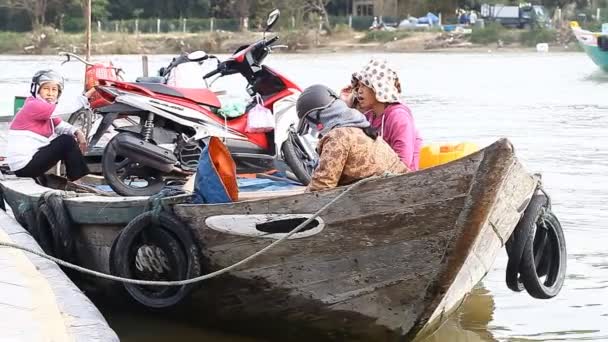 Hoi An, Vietnã-dezembro 28,2016: Em Hoi An, há um belo passeio marítimo onde muitos turistas caminham. O principal transporte público é barcos de madeira tradicionais com olhos . — Vídeo de Stock