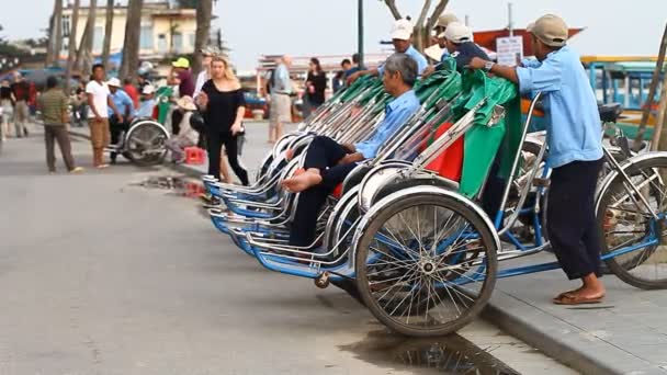 Hoi An, Vietnam-prosinec 28,2016: V Hoi trishaws jsou velmi populární s turisty, jako doprava ve městě na automobily a autobusy je zakázáno. — Stock video