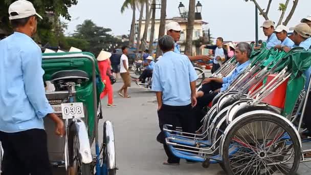 Hoi An, Vietnam-prosinec 28,2016: V Hoi trishaws jsou velmi populární s turisty, jako doprava ve městě na automobily a autobusy je zakázáno. — Stock video