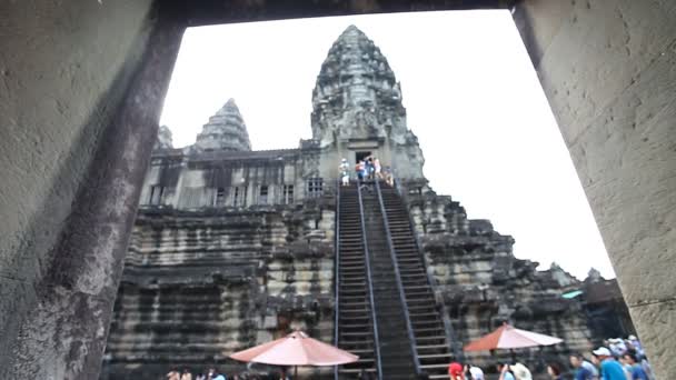 Angkor wat ist ein riesiger hinduistischer Tempelkomplex in Kambodscha — Stockvideo