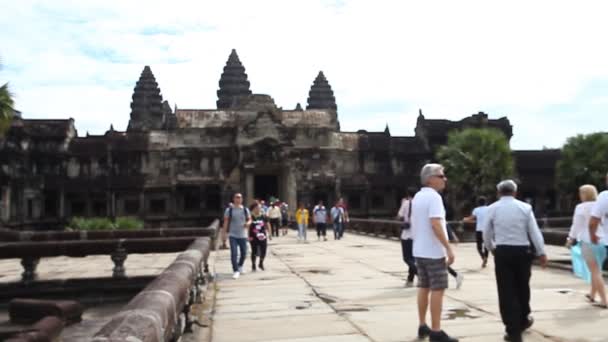 Angkor Wat es un complejo gigante de templos hindúes en Camboya — Vídeo de stock