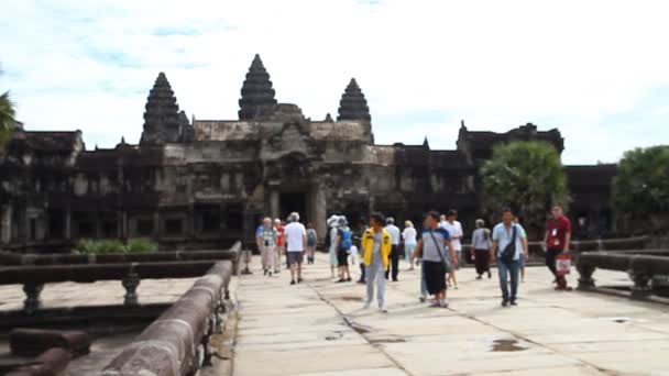 Angkor Wat es un complejo gigante de templos hindúes en Camboya — Vídeos de Stock