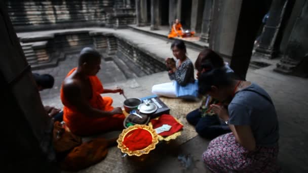 吴哥窟是柬埔寨一个巨大的印度教寺庙建筑群。 — 图库视频影像