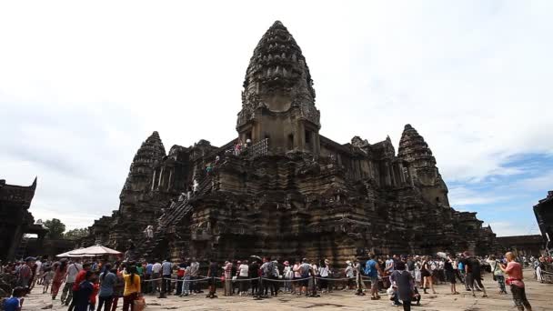 Angkor wat ist ein riesiger hinduistischer Tempelkomplex in Kambodscha — Stockvideo