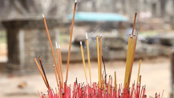 Buddhismen. Aromatiska pinnar i Asiens tempel och pagoder — Stockvideo