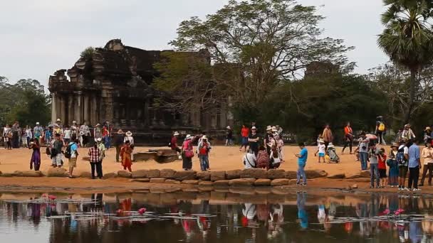 Angkor wat ist ein riesiger hinduistischer Tempelkomplex in Kambodscha — Stockvideo