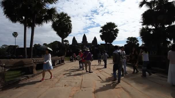 Angkor Wat é um gigantesco complexo de templos hindus no Camboja — Vídeo de Stock