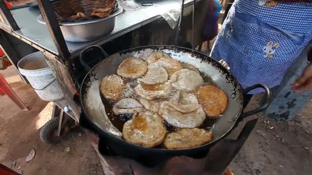 Straatvoedsel in Cambodja en Aziatische landen — Stockvideo