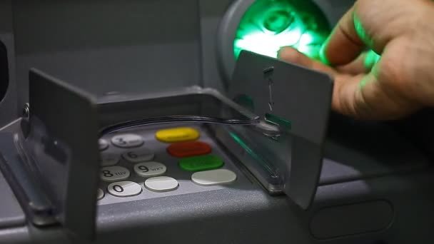 Atm 特写和用户执行货币交易 — 图库视频影像