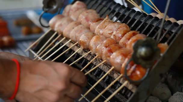 Азиатская уличная еда. Барбекю, гриль на палочках. Фаст-фуд в странах Азии — стоковое видео