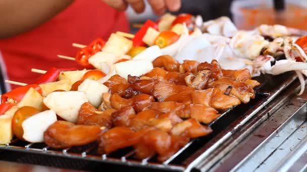 Nourriture asiatique. Barbecue, Grill sur bâtonnets. Fast Food dans les pays asiatiques — Video